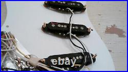 Fender Deluxe Stratocaster Strat Noiseless Pickups Loaded Gold Pickguard