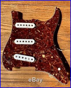 Fender Stratocaster Loaded Pickguard Noiseless Pickups, Strat Tortoise Deluxe