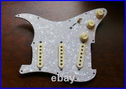 Fender Vintage Noiseless Clapton Loaded Strat Pickguard Aged White / White Pearl
