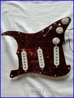Genuine Fender Deluxe Player's Strat loaded Pickguard Vintage Noiseless Pickups