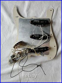 Genuine Fender Deluxe Player's Strat loaded Pickguard Vintage Noiseless Pickups