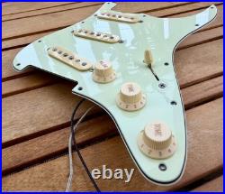 Proper Pickguards'64 Closetcaster Loaded Strat Pickguard Mint Green 11-Hole